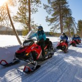 Schneemobilfahren für Anfänger vom Wilderness Hotel Inari